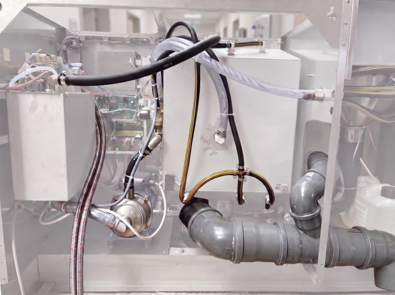Water-carrying hoses and connections inside a DISCHER bedpan washer